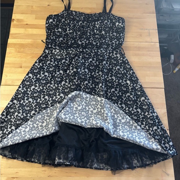 dressbarn Black and White Floral Midi Dress - Picture 4 of 7